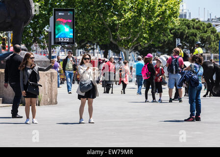 Turisti asiatici a scattare foto di se stessi con il telefono in Les Ramblas di Barcellona, in Catalogna, Spagna Foto Stock