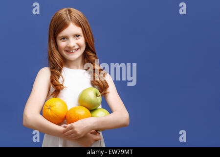 Upbeat ragazza con frutta Foto Stock