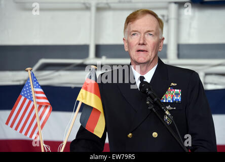 Kiel, Germania. 19 giugno 2015. Il vice ammiraglio statunitense James Foggo offre una conferenza stampa a bordo della nave "Antonio' dopo il suo ritorno dal militare multinazionale excercise 'Baltops' al porto di Kiel, Germania, 19 giugno 2015. 50 navi di diversi partner della NATO hanno partecipato alla manovra sul Mar Baltico. Foto: CARSTEN REHDER/dpa/Alamy Live News Foto Stock