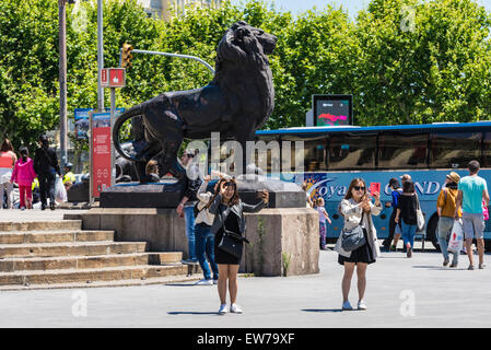 Turisti asiatici a scattare foto di se stessi con il telefono in les Ramblas di Barcellona, in Catalogna, Spagna Foto Stock