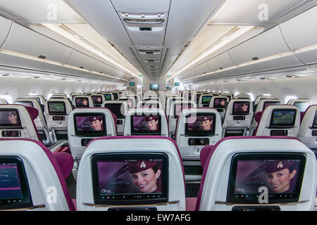 Vista interna della classe economica sezione del Qatar Airways Airbus A350-900 Foto Stock