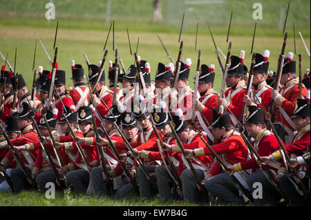 I Lions Mound, Waterloo, Belgio. 19 giugno 2015. Fervono i preparativi per la massiccia rievocazione storica della Battaglia di Waterloo che avvengono nel corso di due giorni a fianco del campo di battaglia di originale con combattenti nel periodo autentico costume militare. Il francese attacco napoleonico ha luogo la sera del 19 giugno e la Allied contrattacco sul XX giugno 2015 in forse la più grande rievocazione militare mai tenuto. Credito: Malcolm Park editoriale/Alamy Live News Foto Stock