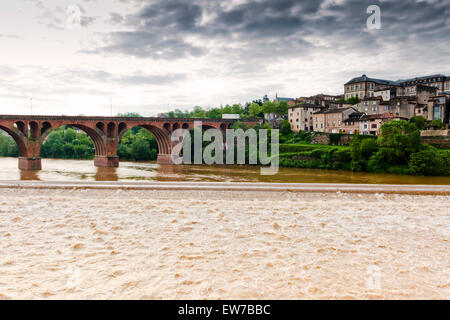 Vista sul fiume Tarn a Pont Neuf e case di mercanti Foto Stock