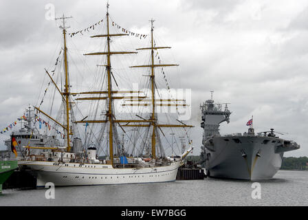 Kiel, Germania. 19 giugno 2015. Elicottero britannico vettore " Ocean' mori accanto alla nave di formazione "Gorch Fock" presso il porto di Kiel, Germania, 19 giugno 2015. Cinquanta navi della marina militare da 10 nazioni sono tenuti a prendere parte all'annuale settimana di Kiel vela evento dal 20 al 28 giugno. Foto: CARSTEN REHDER/dpa/Alamy Live News Foto Stock