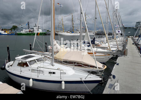 Kiel, Germania. 19 giugno 2015. Le imbarcazioni da diporto private sono visti presso il porto di Kiel, Germania, 19 giugno 2015. Elicottero britannico vettore " Ocean' e la nave di formazione "Gorch Fock" moor in background. Cinquanta navi della marina militare da 10 nazioni sono tenuti a prendere parte all'annuale settimana di Kiel vela evento dal 20 al 28 giugno. Foto: CARSTEN REHDER/dpa/Alamy Live News Foto Stock