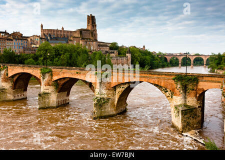 Vista attraverso il vecchio ponte sul fiume Tarn alla cattedrale di Sainte Cecile a Albi Foto Stock