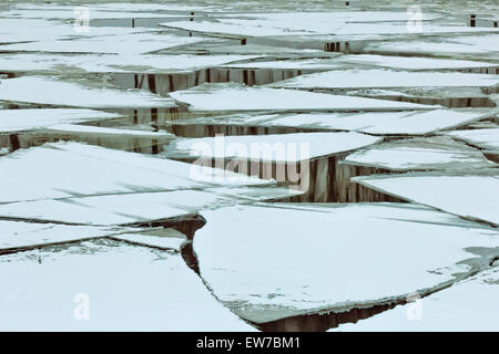 Bellezza floes di ghiaccio sul fiume di acqua sul giorno nuvoloso Foto Stock