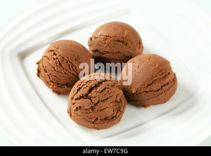 Palline di gelato al cioccolato sulla piastra Foto Stock