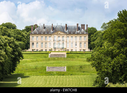 Chateau a Domaine de Villarceaux, colle dello Chaussy, Ile-de-France, Francia settentrionale con la sua forma farthindale banche Foto Stock