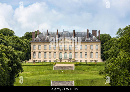 Chateau a Domaine de Villarceaux, colle dello Chaussy, Ile-de-France, Francia settentrionale con la sua forma farthindale banche Foto Stock