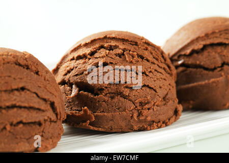 Palline di gelato al cioccolato sulla piastra Foto Stock