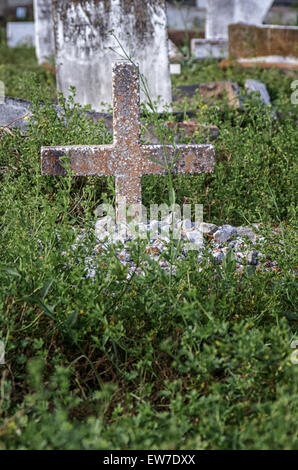 Croce sul luogo di sepoltura nella storica Holt cimitero di New Orleans in Louisiana Foto Stock