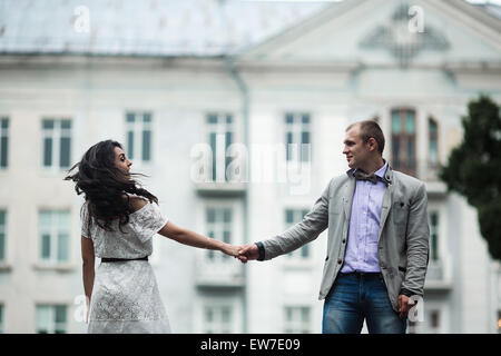 Coppia giovane avente un grande tempo Foto Stock