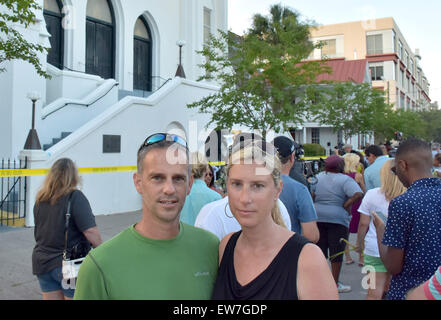 Charleston, Carolina del Sud, noi. Il 18 giugno, 2015. Sonya e Ryan Buckhannon sostare di fronte alla Emanuel metodista africana Chiesa Episcopale in Charleston, Carolina del Sud, noi, 18 giugno 2015. Foto: Chris Melzer/dpa/Alamy Live News Foto Stock