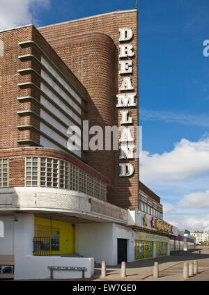 Dreamland, Margate, Kent, Regno Unito. 19 giugno 2015. Giorno di apertura per il rinnovato dreamland Pleasure Park. Segno iconico. Credito: Tony Watson/Alamy Live News Foto Stock