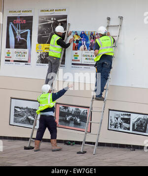 Dreamland, Margate, Kent, Regno Unito. 19 giugno 2015. Giorno di apertura per il rinnovato dreamland Pleasure Park. Operai incollando i poster. Credito: Tony Watson/Alamy Live News Foto Stock