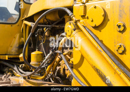 Close-up di un vano motore di un giallo terra industriale escavatore Macchina Foto Stock