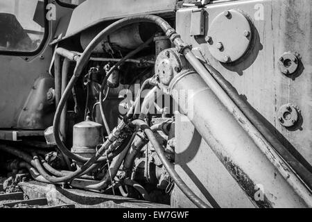 Close-up di un vano motore di un giallo terra industriale escavatore Macchina in bianco e nero Foto Stock