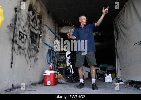 Las Vegas, Nevada, USA. 31 Maggio, 2015. Bill è un esercito veterano di Panama e la tempesta del deserto. Egli vive vicino all'entrata di un tunnel di alluvione con un lusso: incernierato massicce porte di acciaio che può essere chiuso e bloccato in pochi secondi. "So come guardare il mio anteriore, la mia schiena, la mia sinistra e la mia destra. E io so dove andare per ottenere ciò di cui ho bisogno." Bill cassonetto immersioni per cibo, spesso a un vicino McDonald's intorno all'orario di chiusura. "Sto senzatetto, sto frugale. Ho imparato ad adattarsi e ho imparato a superare.'' aggiunge.Quando è stato chiesto per il futuro, Bill dice "Sto diventando troppo vecchia per ricominciare e l Foto Stock