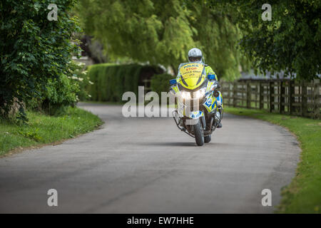 Pipewell, Northamptonshire, Regno Unito. 19 giugno 2015. Sulla fase 3 di Aviva donna tour della Gran Bretagna, una polizia outrider apre la strada a mezzogiorno del venerdì 19 giugno attraverso il villaggio di Pipewell, Northamptonshire, dove una volta sorgeva un monastero cistercense costruita nel 1143. Credito: miscellanea/Alamy Live News Foto Stock