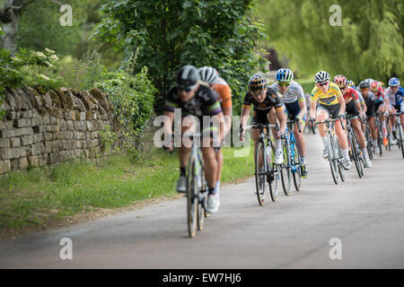 Pipewell, Northamptonshire, Regno Unito. 19 giugno 2015. In una fase 3 di Aviva donna tour della Gran Bretagna, il titolare della maglia gialla, Lisa Brennauer di tedesco, sembra rilassata al mezzogiorno del venerdì 19 giugno come il peloton scorre attraverso il villaggio di Pipewell, Northamptonshire, dove una volta sorgeva un monastero cistercense costruita nel 1143. Credito: miscellanea/Alamy Live News Foto Stock