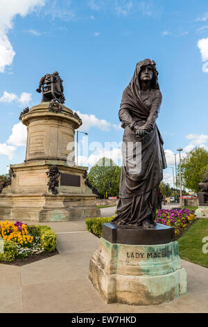 Statua di Lady Macbeth al di fuori della Royal Shakespeare Theatre di Stratford upon Avon, luogo di nascita di William Shakespeare Foto Stock