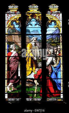 Norwich, Norfolk, Inghilterra. Norwich Cathedral (1096-1145) dettagli dalla finestra Occidentale che mostra la storia dei dieci comandamenti Foto Stock