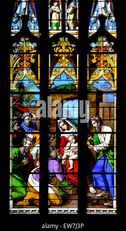 Norwich, Norfolk, Inghilterra. Norwich Cathedral (1096-1145) dettagli dalla finestra Occidentale che mostra la Natività (1854) Foto Stock