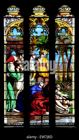 Norwich, Norfolk, Inghilterra. Norwich Cathedral (1096-1145) dettagli dalla finestra Occidentale che mostra Mosè nel bullrushes (1854) Foto Stock