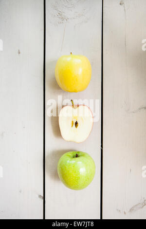 Tre mele rustico superficie bianca Foto Stock