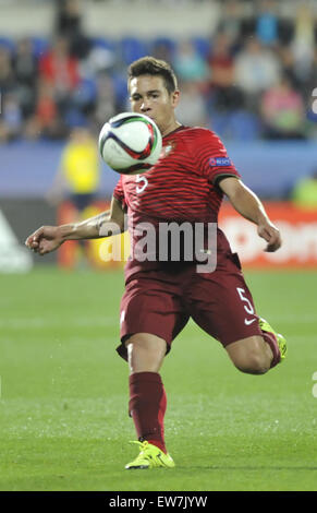 Uherske Hradiste, Repubblica Ceca. Il 18 giugno, 2015. Defender Raphael Guerreiro dal Portogallo in azione durante l'Euro U21 campionato di calcio gruppo B corrispondono Inghilterra vs Portogallo in Uherske Hradiste, Repubblica ceca, 18 giugno 2015. © Dalibor Gluck/CTK foto/Alamy Live News Foto Stock