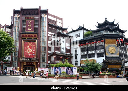 Il Giardino di Yuyuan Bazar edifici fondata dalla dinastia Ming Pan famiglia ' Vecchia città cinese ' area per lo shopping di Shanghai in Cina Foto Stock