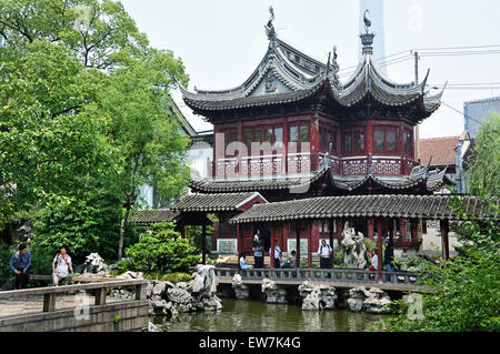 L' Yuyuan Gardens a Shanghai il Giardino Yu Yuan Bazaar cinese Cina ' Jiyu Stagno (anteriore), Tingtao Torre (sinistra) e Jade corridoio di acqua Foto Stock