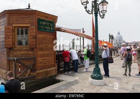 Servizio Gondole area di attesa per turisti in gondola a Venezia Italia Foto Stock