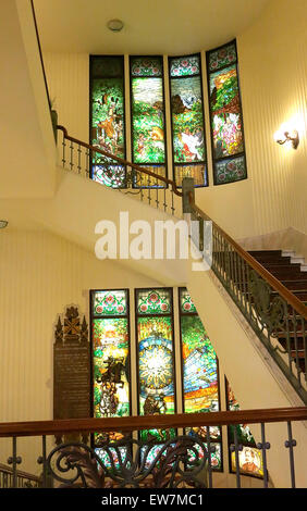 Scala con finestre di vetro macchiate, Hotel Gellert, Budapest, Ungheria Foto Stock