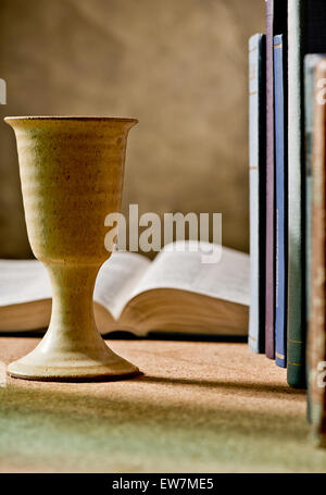 Stilllife con un calice di vino e la bibbia Foto Stock