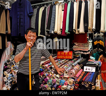 Tessuto Shíliùpù Mercato cinese di Shanghai (per i prodotti tessili e personalizzata in vestiti, Shi Liu Pu tessuto mercato (168 Dong Men Rd.) Foto Stock