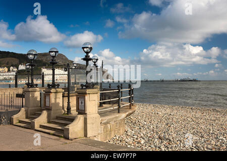 Nel Regno Unito, in Galles, Conwy, Llandudno, promenade, bandstand sulla spiaggia del Nord Foto Stock