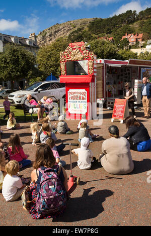 Nel Regno Unito, in Galles, Conwy, Llandudno, promenade, udienza guardando il Professor Codman's Punch e Judy visualizza Foto Stock