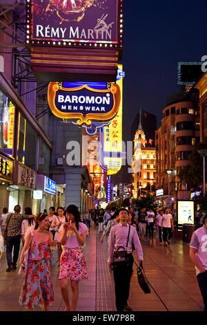 Vista notturna di Nanjing East Road ( insegne al neon accesa ) la street è la strada principale dello shopping della citta'. Shanghai cinese Cina Foto Stock