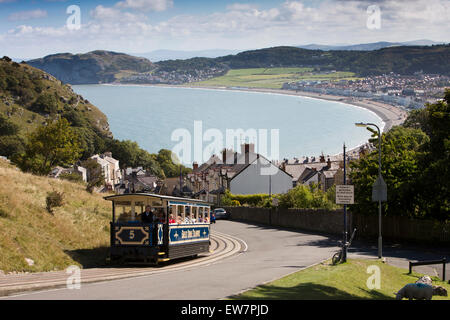 Nel Regno Unito, in Galles, Conwy, Llandudno, Ty Gwyn Road, Great Orme tram tram, salendo ripida collina sopra la linea costiera Foto Stock