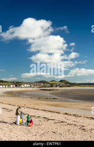 Nel Regno Unito, in Galles, Conwy, Llandudno, West Shore, famiglia sulla spiaggia Foto Stock