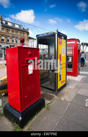 Nel Regno Unito, in Galles, Conwy, Llandudno, Gloddaeth Street, arredo compresi rettangolare insolita casella postale Foto Stock