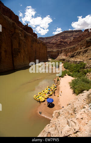 Angolo di alta prospettiva di gommoni sulla riva di un fiume in un canyon. Foto Stock