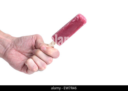 Una mano d'uomo tenendo un uva pop di ghiaccio su uno sfondo bianco. Foto Stock