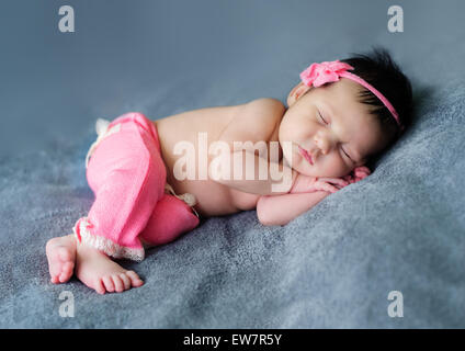 Baby ragazza sorridente nel suo sonno Foto Stock