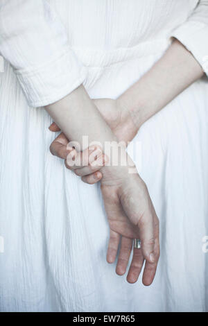 Vista posteriore della donna tenendo le mani dietro la schiena Foto Stock