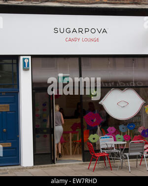 Wimbledon Londra,UK. Il 19 giugno 2015. Sugarpova Pop Up store candy lounge da stella del tennis russa Maria Sharapova si apre su Wimbledon High street Credit: amer ghazzal/Alamy Live News Foto Stock