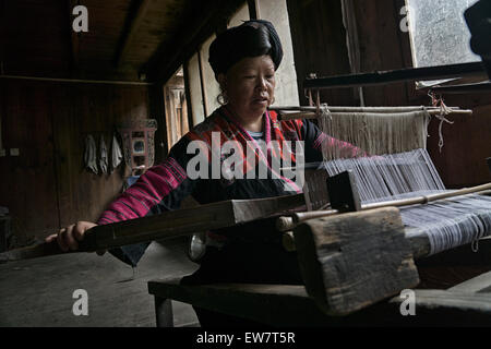 Donna cinese tessuto di tessitura, Longsheng Village, Guilin, Cina Foto Stock