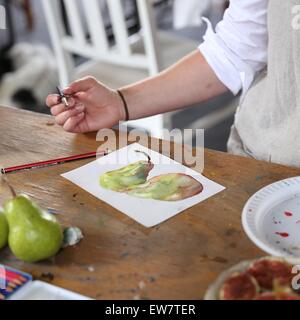 Donna pittura con acquerelli Foto Stock